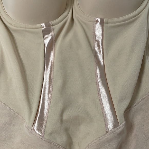 FLEXEES by Maidenform all in one shapewear with form fitting panels - Picture 5 of 6